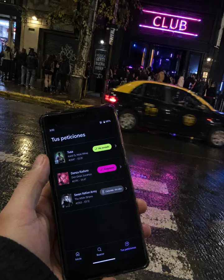 A la salida del club, de madrugada, alguien revisa en el móvil sus peticiones: una ha sonado, otra está aceptada y otra caducó sin cobro.